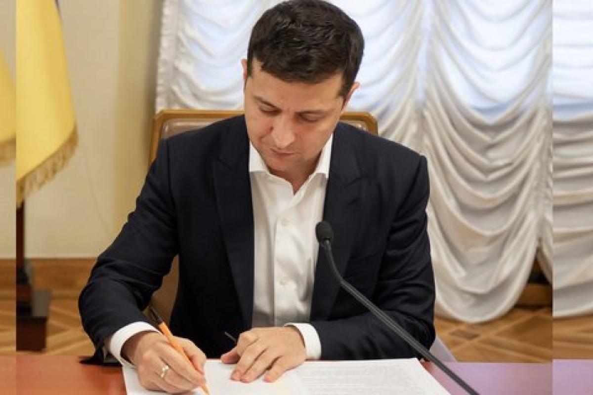 Зеленський підписав закон про збільшення стипендій дітям-сиротам Зеленський підписав закон про збільшення стипендій дітям-сиротам