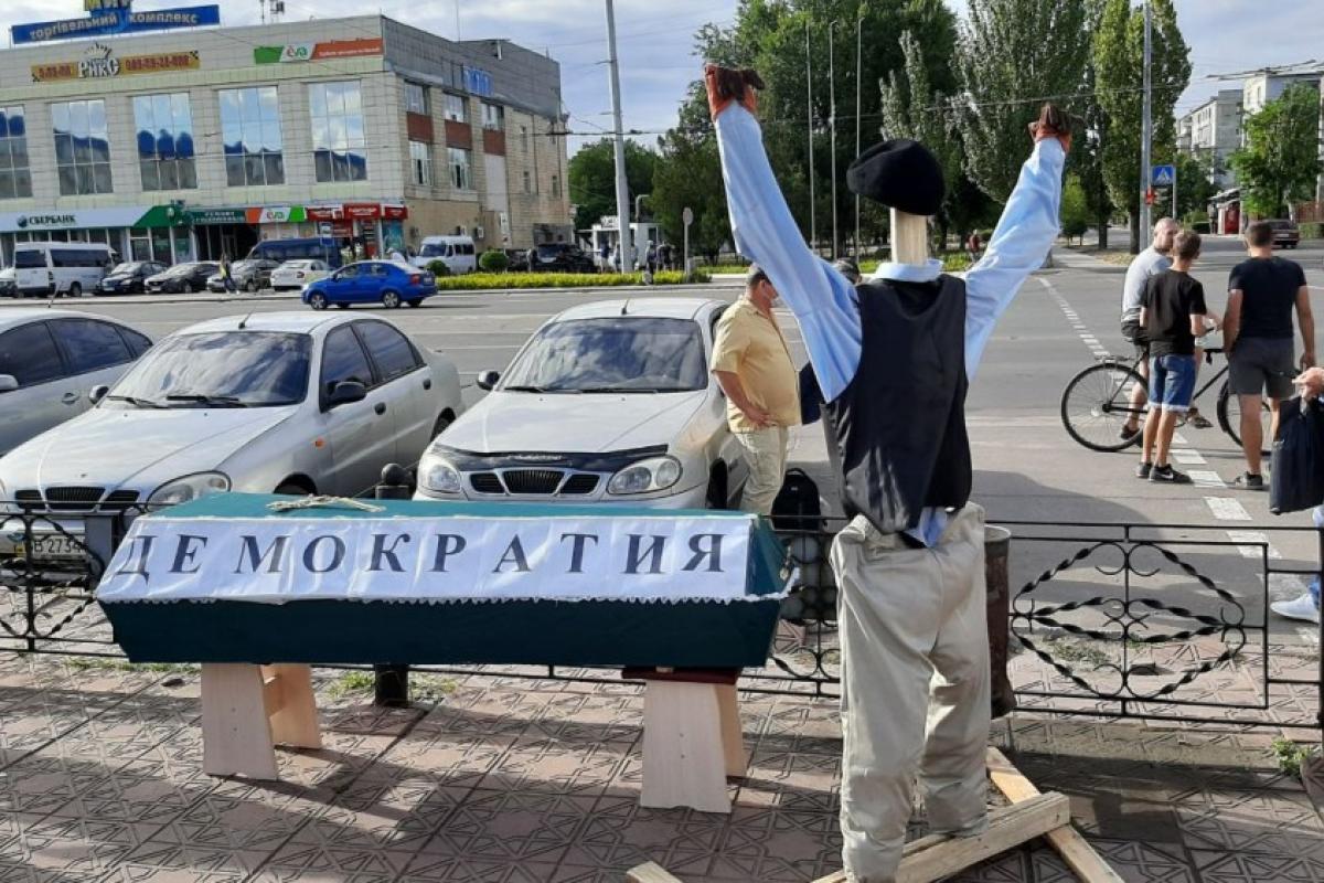В Северодонецке снова собрался митинг против отмены местных выборов (видео) В Северодонецке снова собрался митинг против отмены местных выборов (видео)