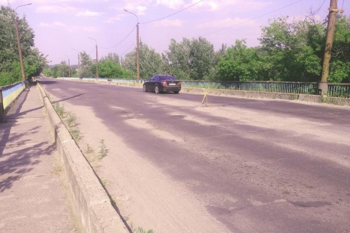 Щоб не провалитися: на Пролетарському "мосту смерті" між Лисичанськом та Сєвєродонецьком з'явився застережливий "знак" (фото) Щоб не провалитися: на Пролетарському "мосту смерті" між Лисичанськом та Сєвєродонецьком з'явився застережливий "знак" (фото)