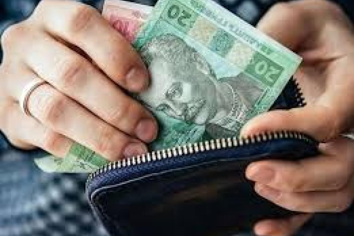 Шмигаль оцінив ризики підвищення мінімальної зарплати в Україні Шмигаль оцінив ризики підвищення мінімальної зарплати в Україні