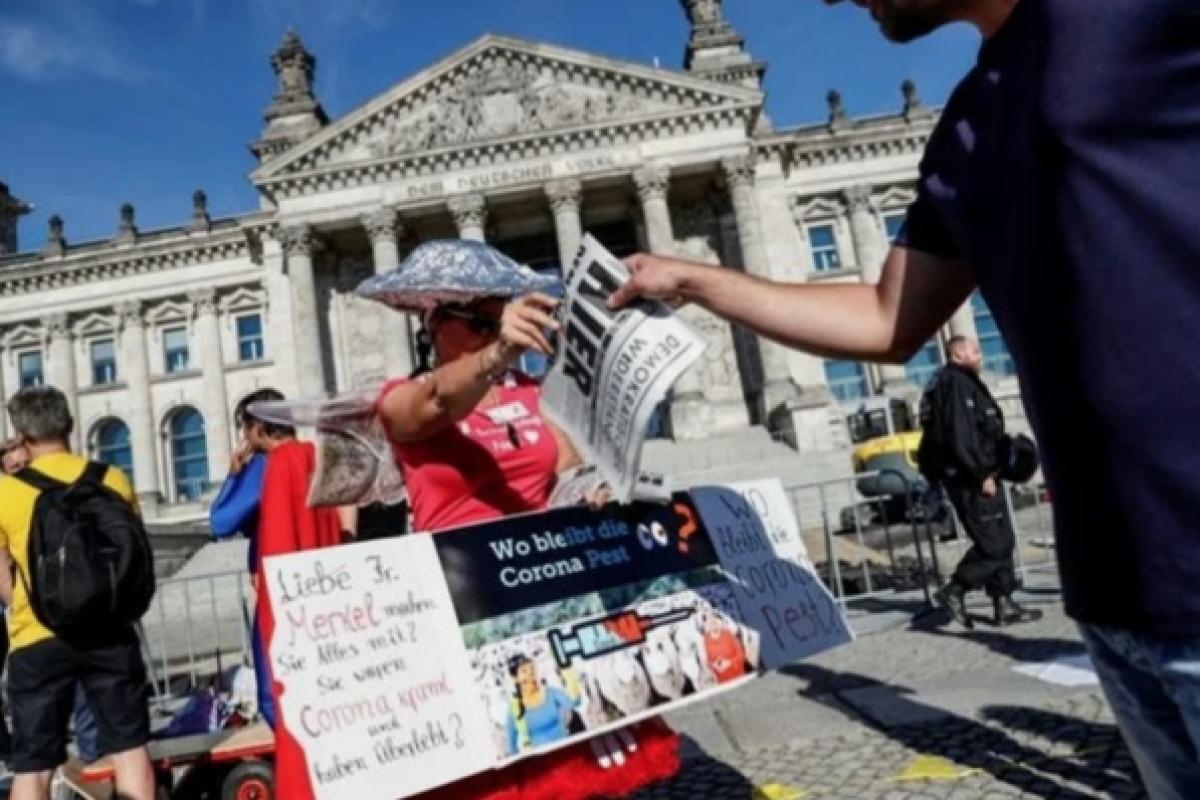 У Берліні натовп протестував проти карантину, введеного через COVID-19 (відео) У Берліні натовп протестував проти карантину, введеного через COVID-19 (відео)