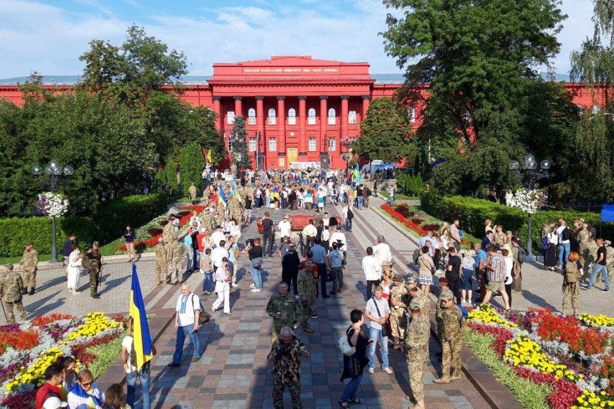 В Киеве проходит Марш защитников Украины (видео) В Киеве проходит Марш защитников Украины (видео)