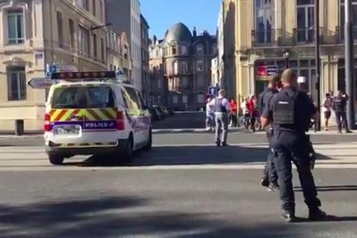 Во Франции вооруженный мужчина захватил заложников в отделении банка Во Франции вооруженный мужчина захватил заложников в отделении банка