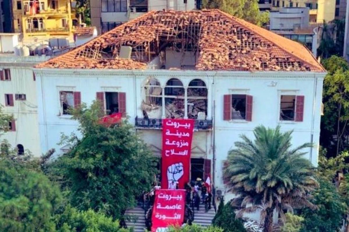 В Бейруте протестующие захватили здание МИД и двинулись захватывать Министерство экономики В Бейруте протестующие захватили здание МИД и двинулись захватывать Министерство экономики