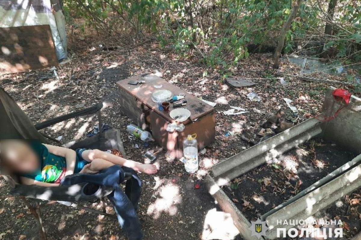 Не для людей зі слабкими нервами: на Донеччині мати з дитиною жили, фактично, в лісі, без світла і води (фото)