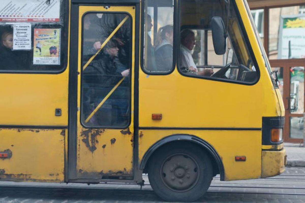 В Киеве неизвестный обстрелял маршрутку возле метро В Киеве неизвестный обстрелял маршрутку возле метро