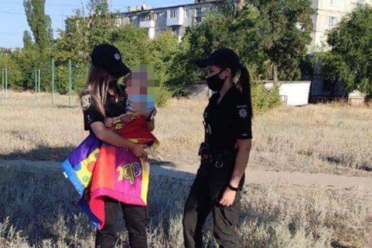 П'яний чоловік лежав на траві, а дитина повзала поруч: у Сєвєродонецьку мати кинула малюка на агресивного співмешканця і зникла П'яний чоловік лежав на траві, а дитина повзала поруч: у Сєвєродонецьку мати кинула малюка на агресивного співмешканця і зникла
