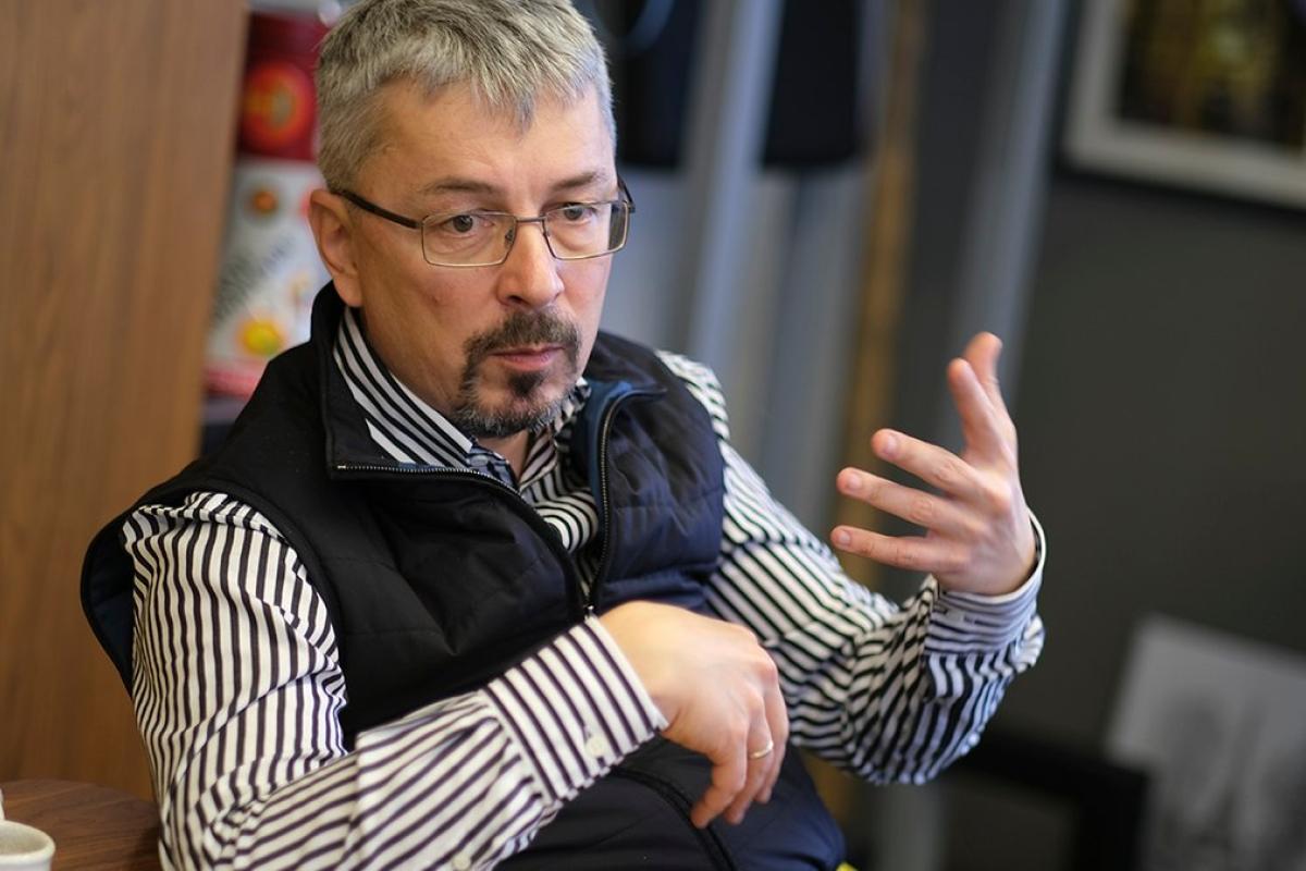 Потрапили просто у вухо: в міністра культури України кинули яйцем перед прес-конференцією (відео) Потрапили просто у вухо: в міністра культури України кинули яйцем перед прес-конференцією (відео)