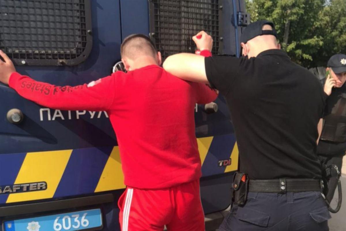 Видав сам себе: у Лисичанську затримали юного розповсюджувача наркотиків (фото) Видав сам себе: у Лисичанську затримали юного розповсюджувача наркотиків (фото)