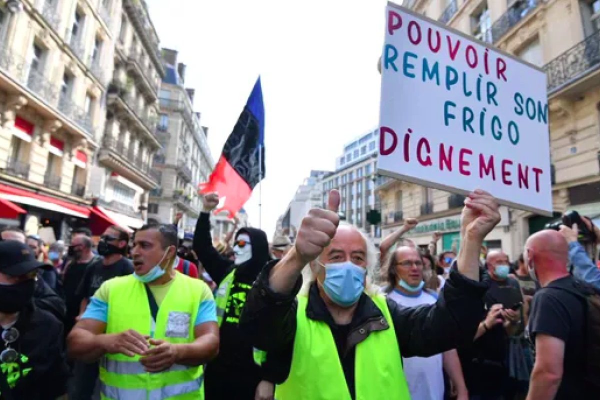 "Желтые жилеты" снова вышли на улицы Парижа с протестами