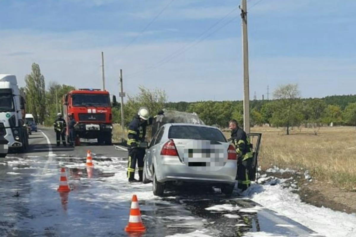 На трассе между Северодонецком и Рубежным загорелся автомобиль На трассе между Северодонецком и Рубежным загорелся автомобиль