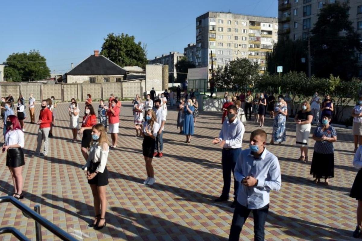 День знань в Лисичанську: скільки "першачків" сіли за парти (фото) День знань в Лисичанську: скільки "першачків" сіли за парти (фото)