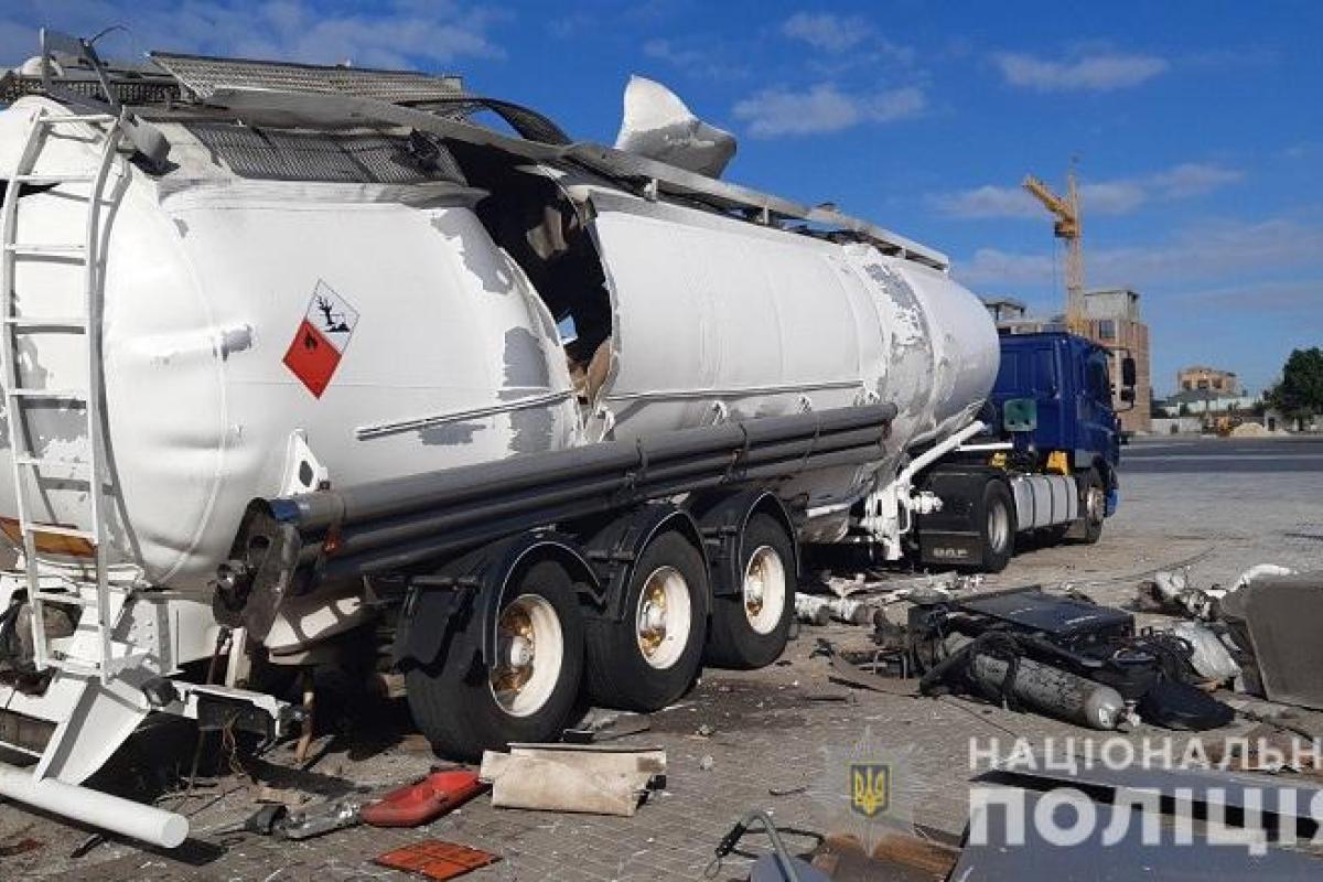 В Киеве взорвалась автоцистерна для перевозки газа, есть погибший В Киеве взорвалась автоцистерна для перевозки газа, есть погибший