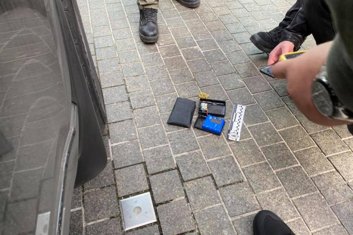 Нардеп Арахамия выявил на своем авто устройство слежения (фото) Нардеп Арахамия выявил на своем авто устройство слежения (фото)