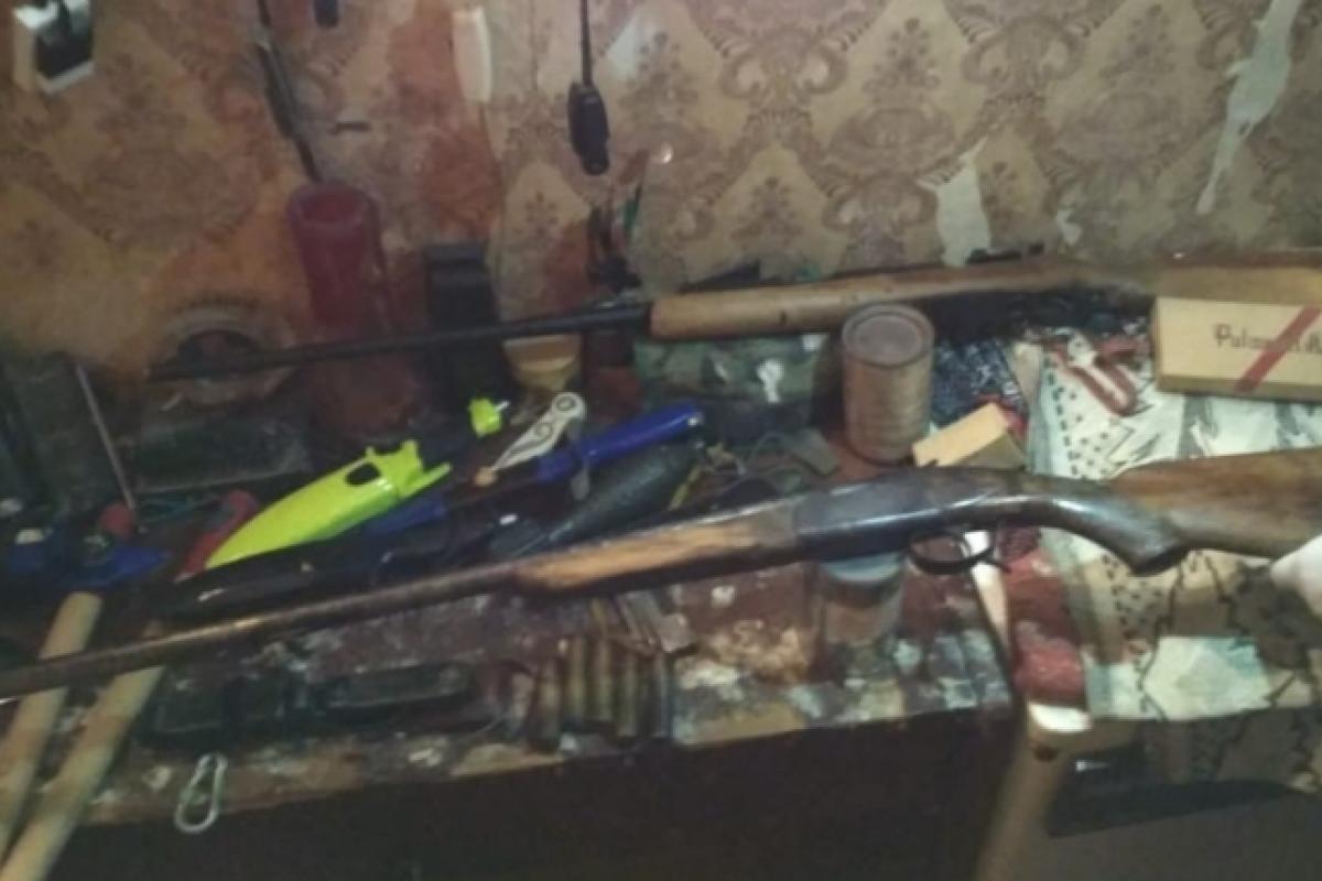Житель Луганщины "хвастался" в сети арсеналом оружия и грозился его применить Житель Луганщины "хвастался" в сети арсеналом оружия и грозился его применить