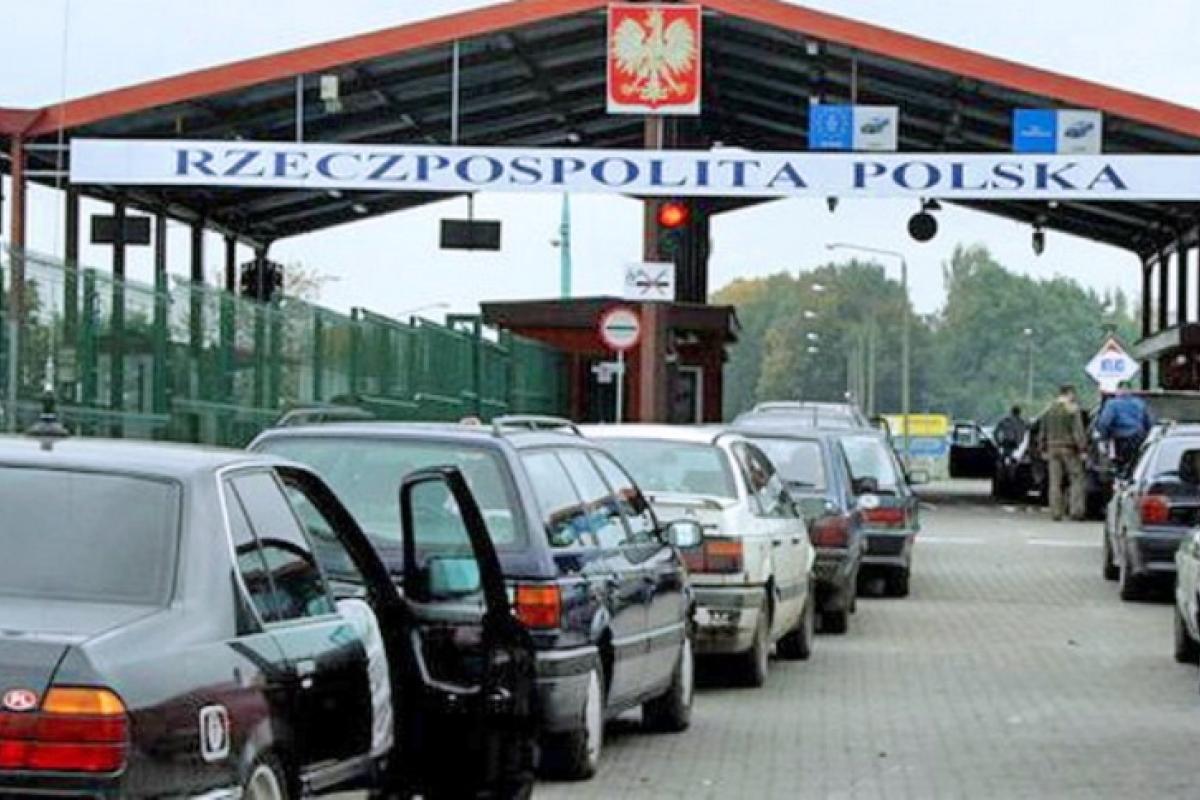 Польща- "червона", РФ - "зелена": Україна оновила список карантинних країн Польща- "червона", РФ - "зелена": Україна оновила список карантинних країн