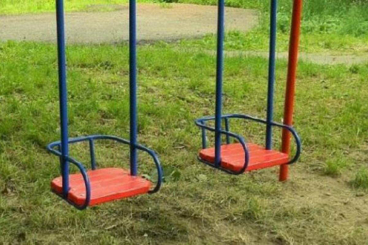 "Гидота та руйнування": у Лисичанську вандали знищують дитячі майданчики (фото)