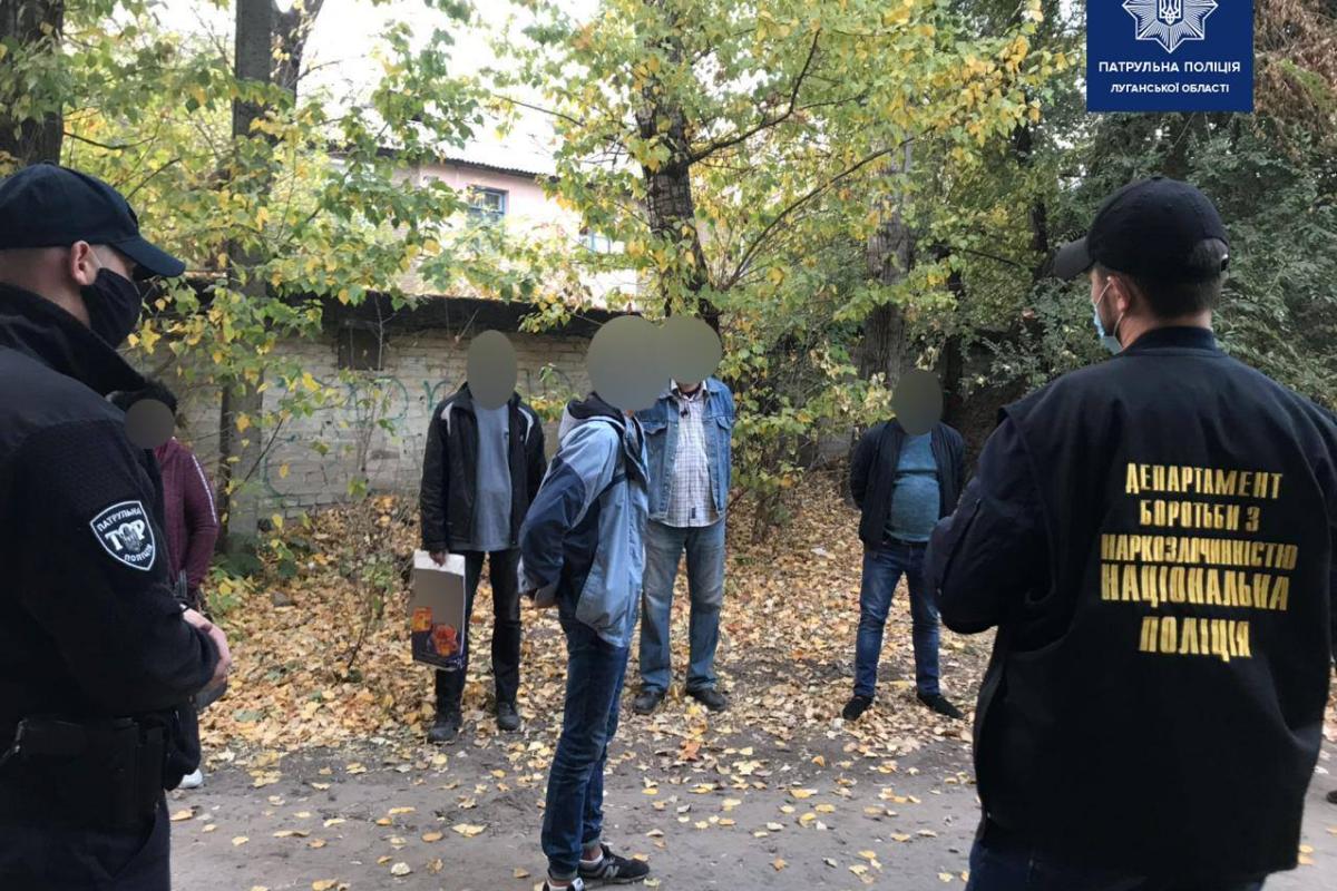 У Сєвєродонецьку "на гарячому" спіймали 16-річного розповсюджувача наркотиків (фото) У Сєвєродонецьку "на гарячому" спіймали 16-річного розповсюджувача наркотиків (фото)