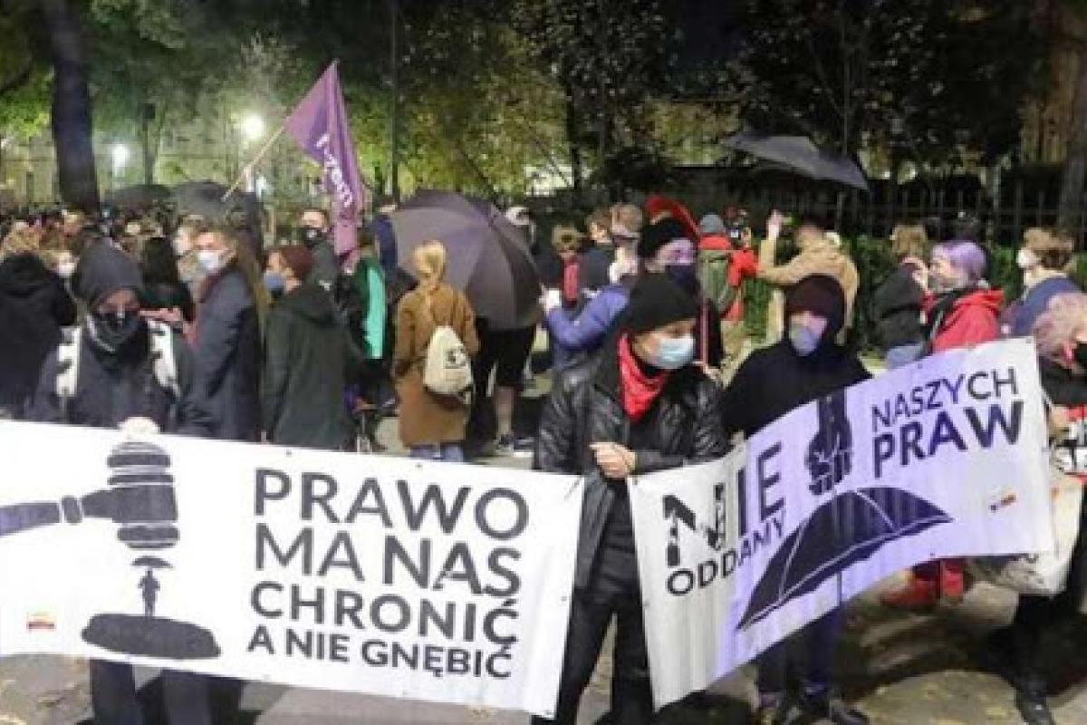 В Польше запретили аборты, что привело к массовым акциям протеста (видео) В Польше запретили аборты, что привело к массовым акциям протеста (видео)