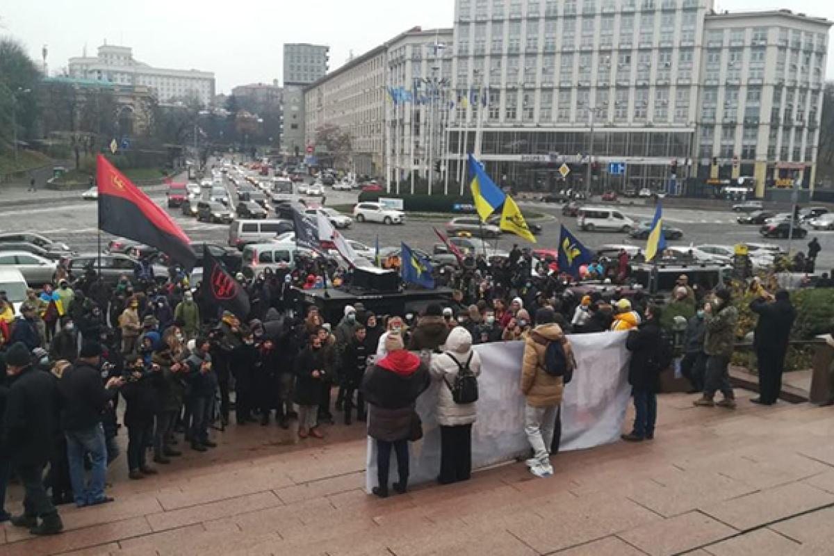 Під лікарнею "Феофанія", де перебуває Зеленський, пройшла акція протесту Під лікарнею "Феофанія", де перебуває Зеленський, пройшла акція протесту
