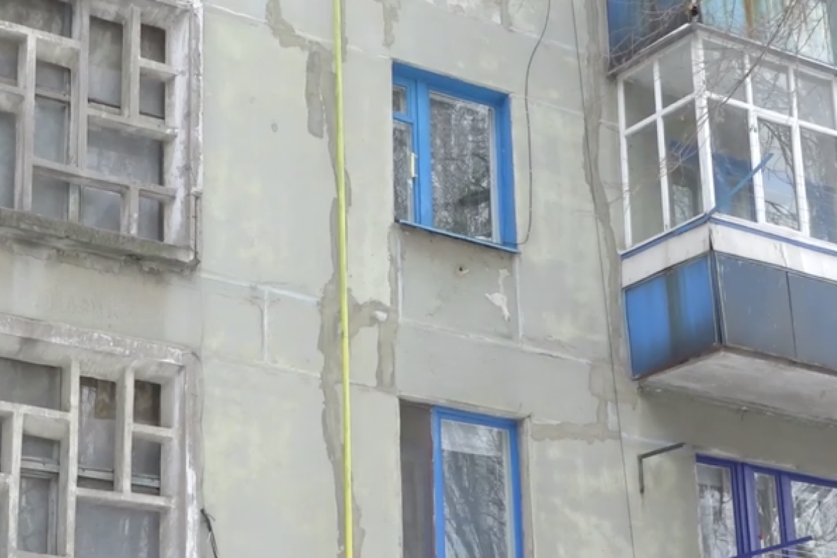 У Лисичанську на очах руйнується житловий будинок, але справи до цього немає нікому (відео) У Лисичанську на очах руйнується житловий будинок, але справи до цього немає нікому (відео)