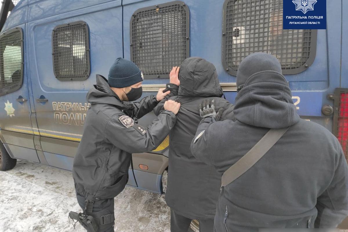У Лисичанську затримали молодого хлопця з цілим пакетом наркотиків У Лисичанську затримали молодого хлопця з цілим пакетом наркотиків