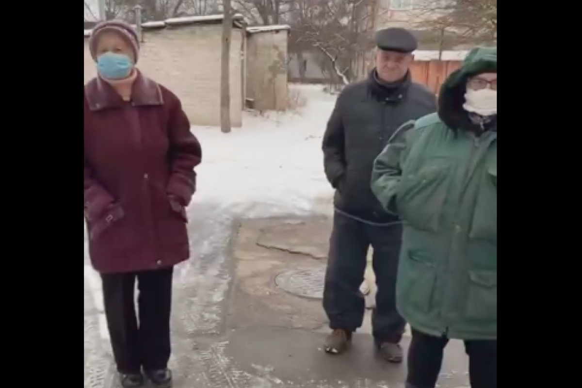 "Нас просто добивают": как в Северодонецке "благодарят" тех, кто строил город (видео) "Нас просто добивают": как в Северодонецке "благодарят" тех, кто строил город (видео)