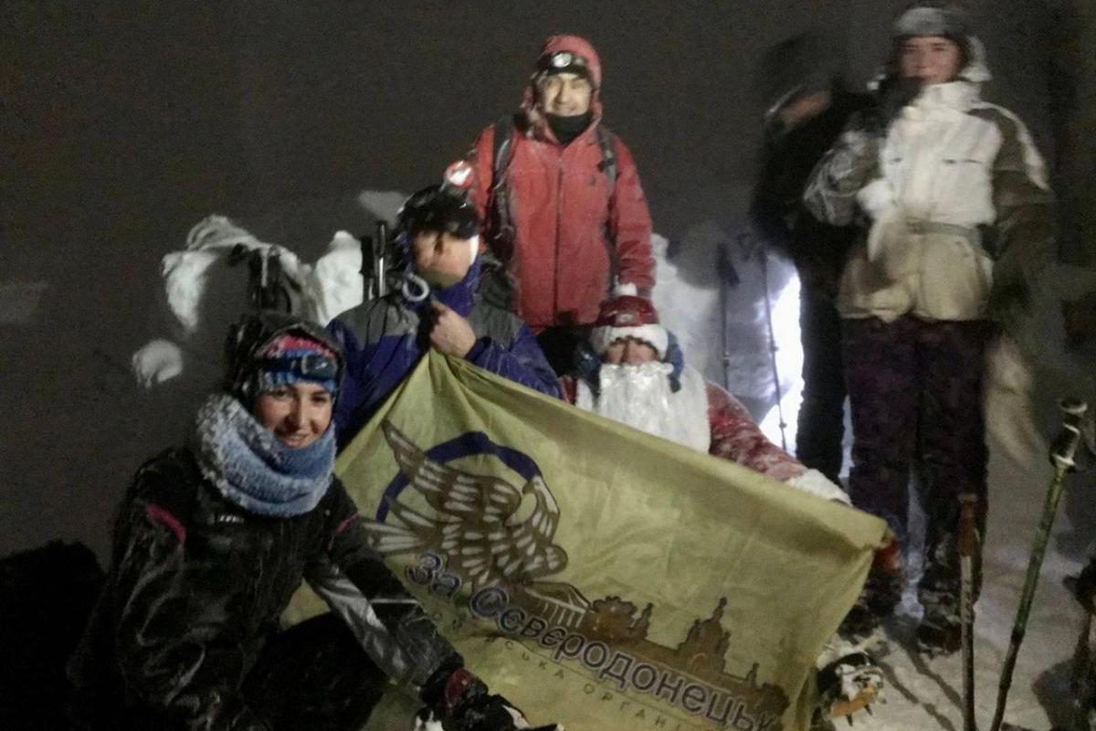 У новорічну ніч над Говерлою підняли прапор з назвою Сєвєродонецька (фото) У новорічну ніч над Говерлою підняли прапор з назвою Сєвєродонецька (фото)