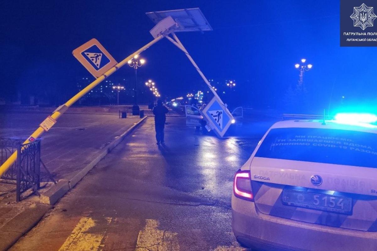 У центрі Лисичанська вітром завалило металеву конструкцію на проїжджу частину (фото) У центрі Лисичанська вітром завалило металеву конструкцію на проїжджу частину (фото)