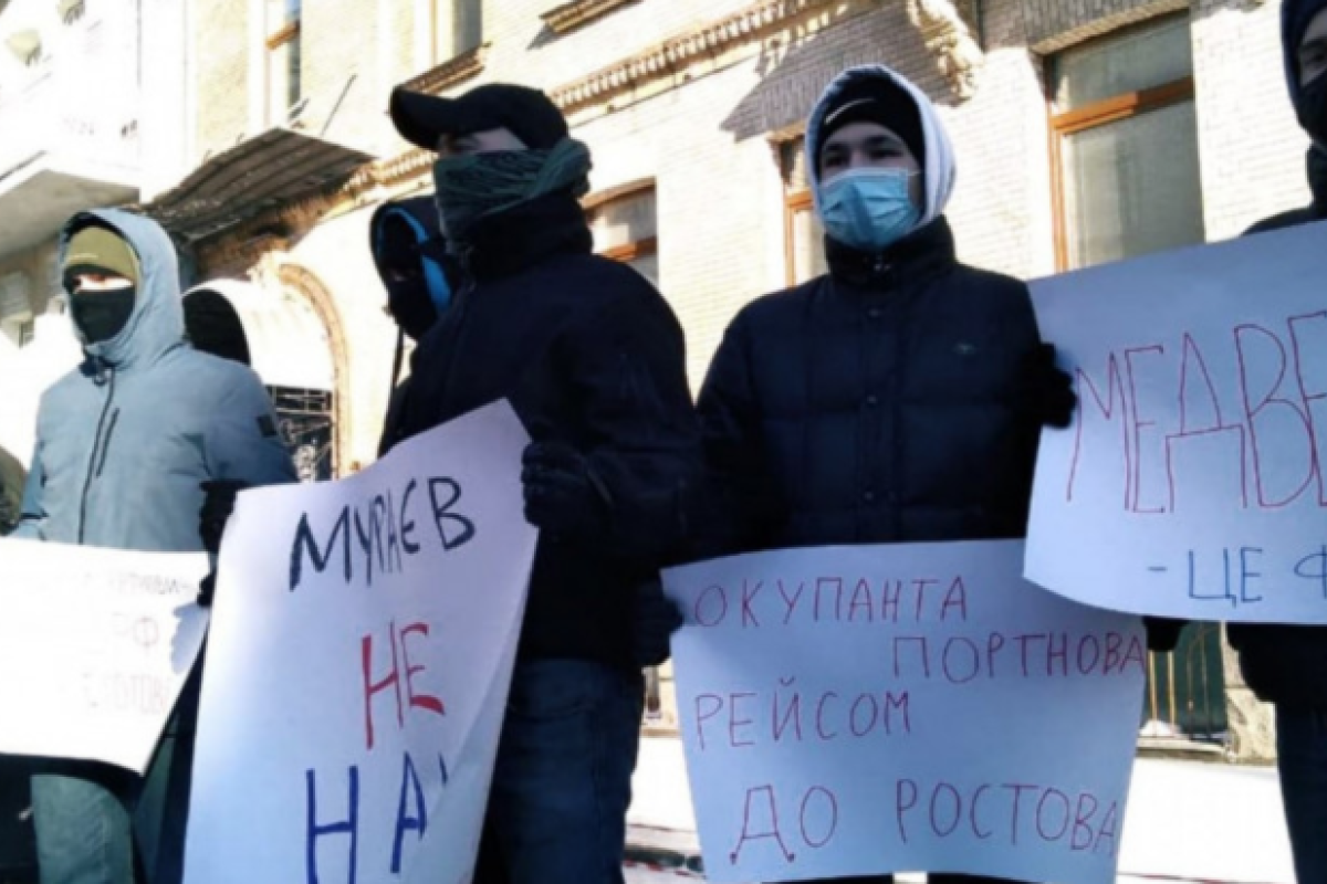 Под Офисом президента, где состоится заседание СНБО, собралась акция протеста Под Офисом президента, где состоится заседание СНБО, собралась акция протеста