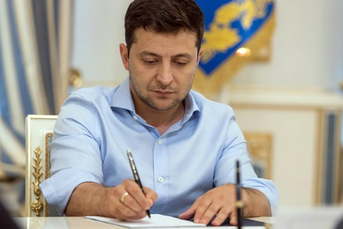 Зеленський ввів у дію рішення РНБО про подвійне громадянство для українців Зеленський ввів у дію рішення РНБО про подвійне громадянство для українців