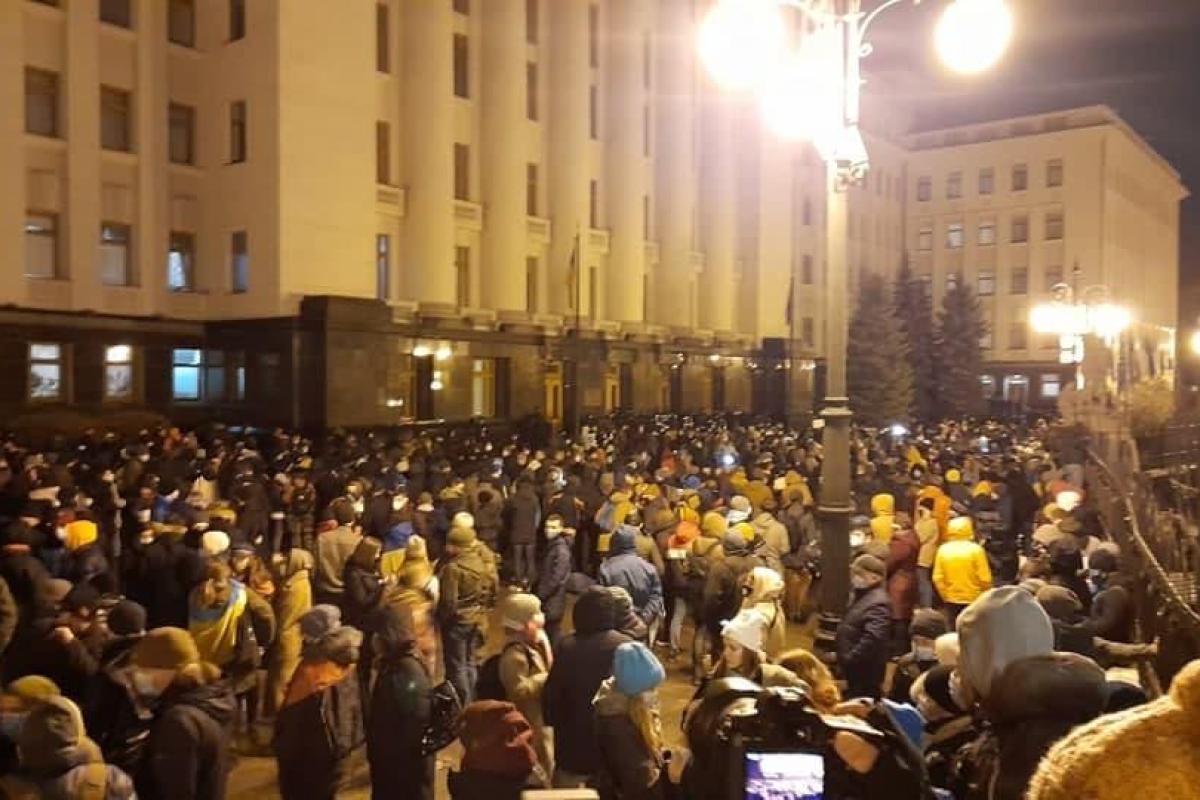 Под Офисом президента проходит акция в поддержку Стерненко Под Офисом президента проходит акция в поддержку Стерненко