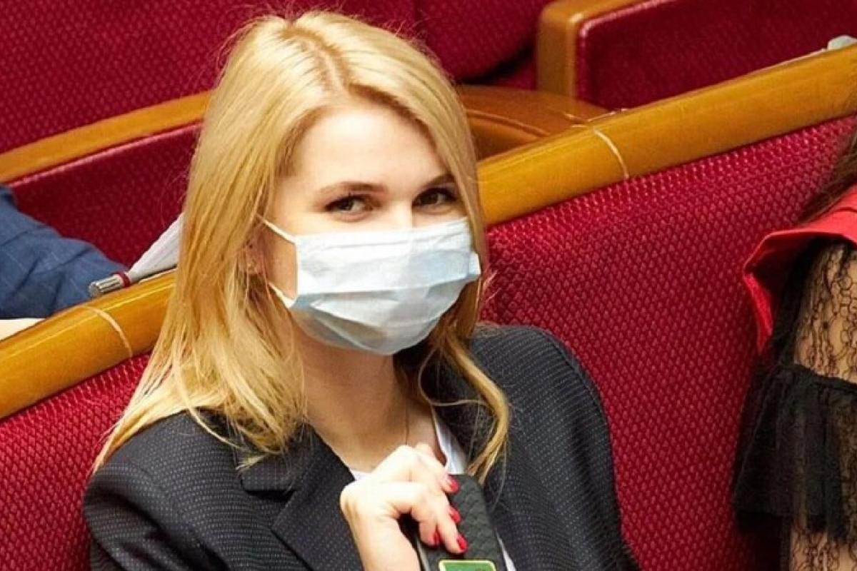"Нужно сваливать из этой страны": депутат от "Слуги народа" попала в неловкую ситуацию "Нужно сваливать из этой страны": депутат от "Слуги народа" попала в неловкую ситуацию