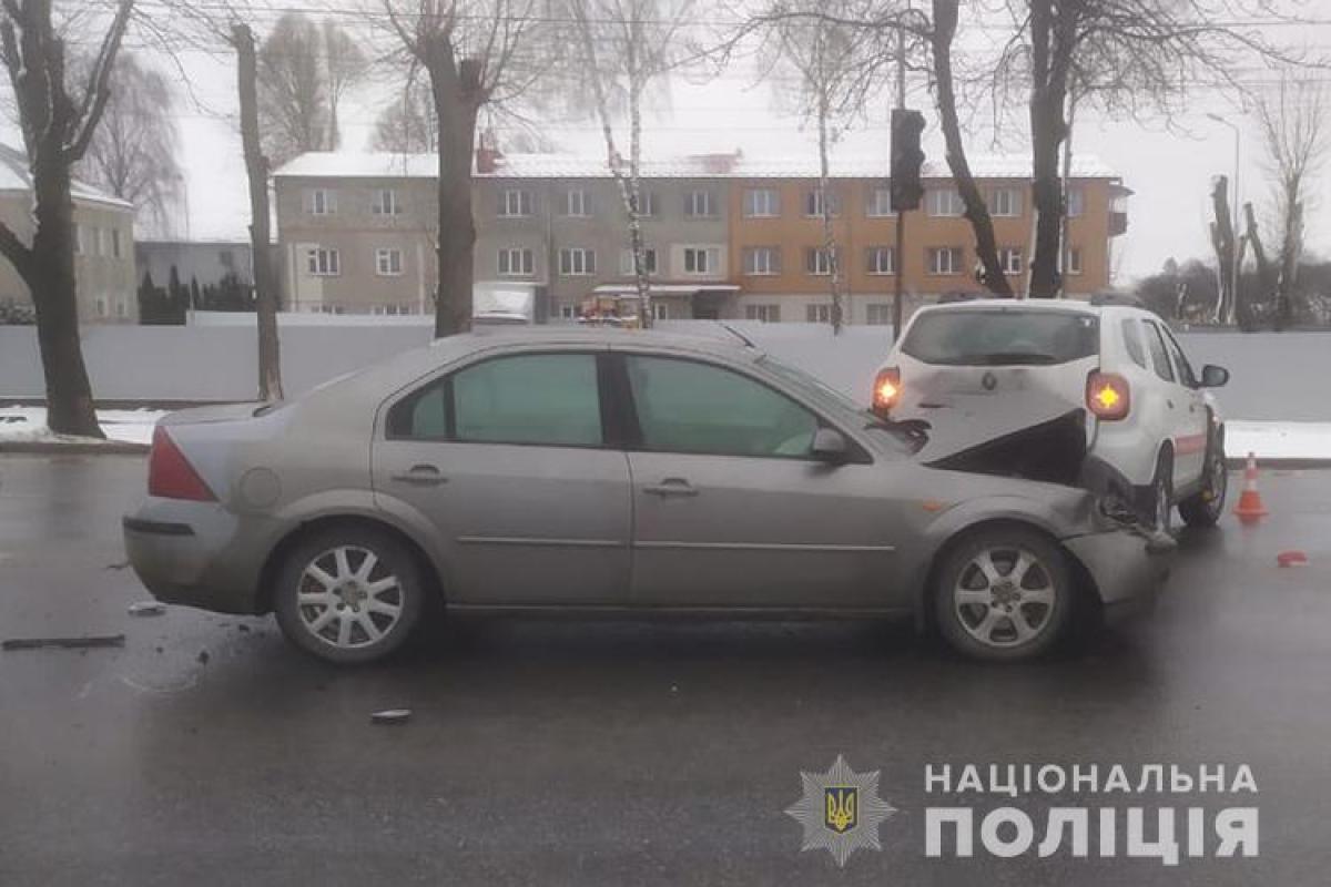 В Тернополе автомобиль с COVID-вакциной попал в ДТП В Тернополе автомобиль с COVID-вакциной попал в ДТП