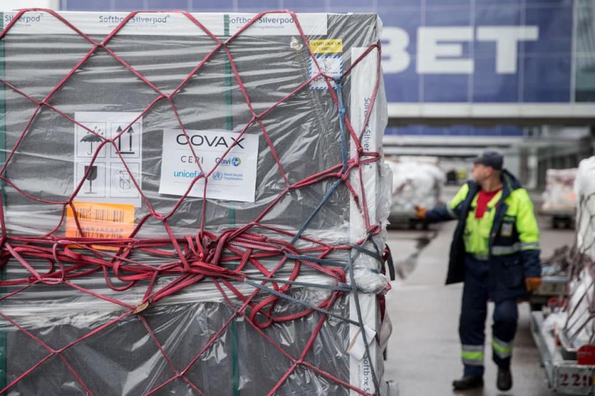 Нова партія вакцини AstraZeneca прибула в Україну: для кого вона призначена Нова партія вакцини AstraZeneca прибула в Україну: для кого вона призначена