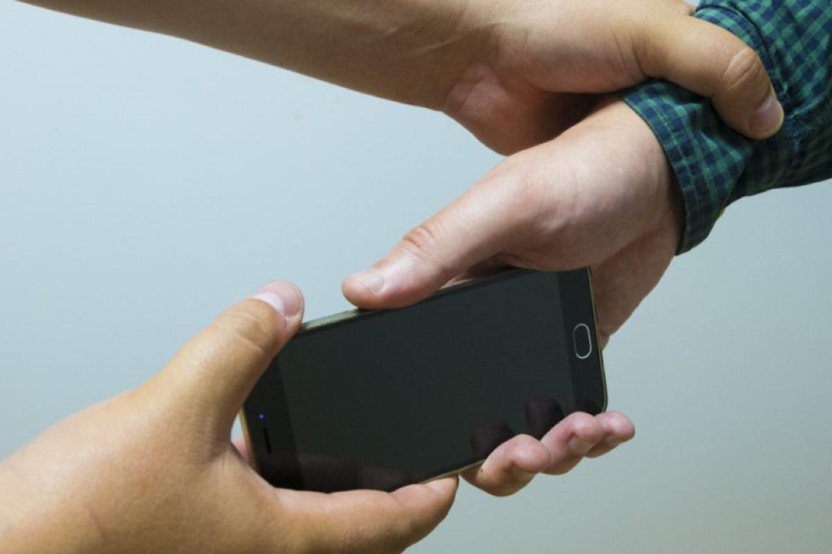 В Лисичанске преступник отобрал телефон у ребенка В Лисичанске преступник отобрал телефон у ребенка