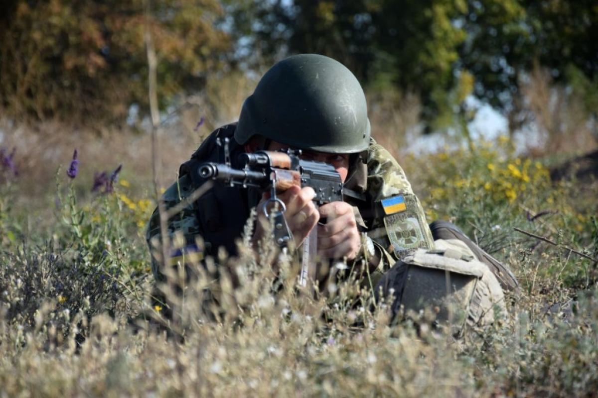 На Донбасі поранений український військовослужбовець На Донбасі поранений український військовослужбовець