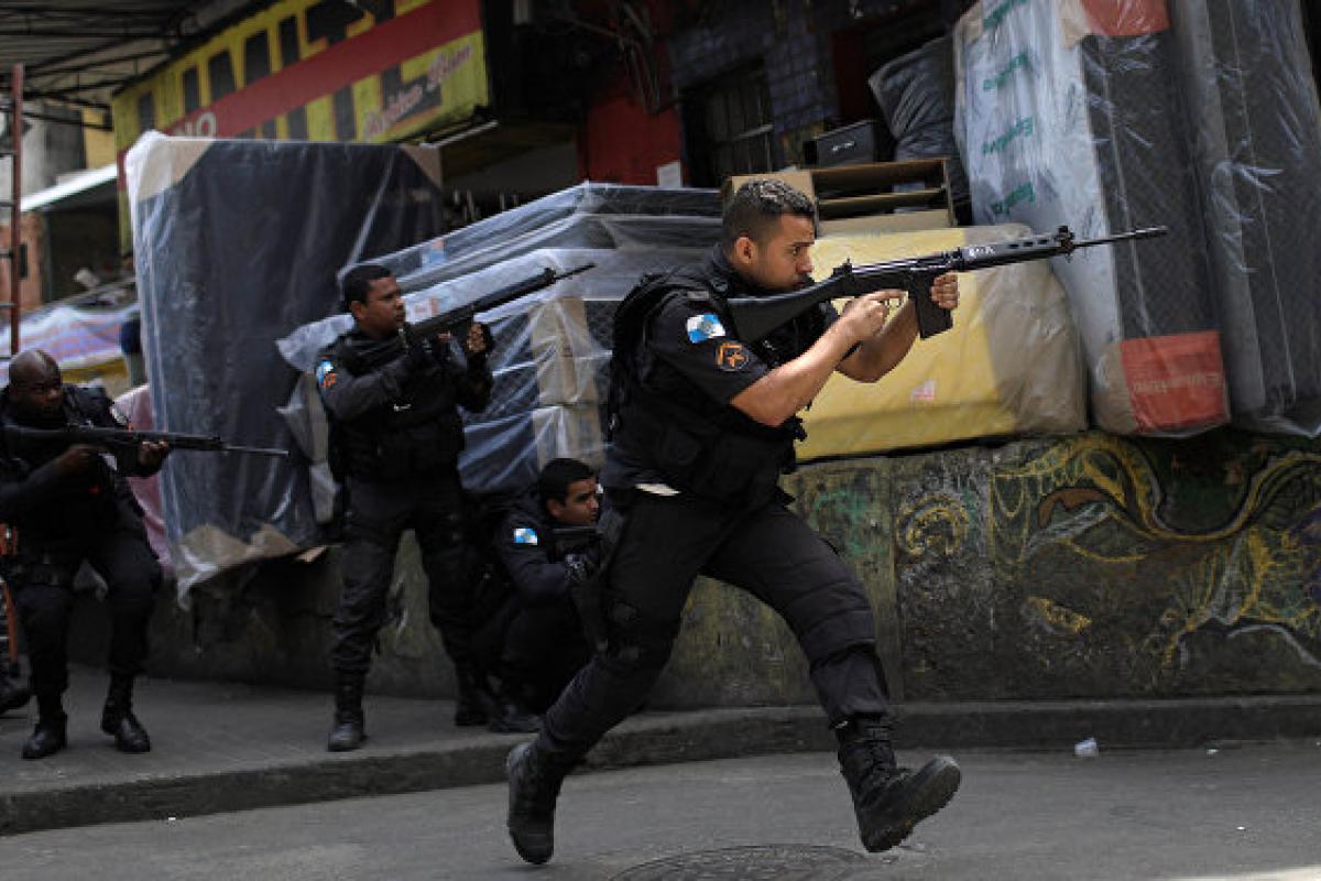 Во время масштабной перестрелки в Рио-де-Жанейро погибли 25 человек Во время масштабной перестрелки в Рио-де-Жанейро погибли 25 человек