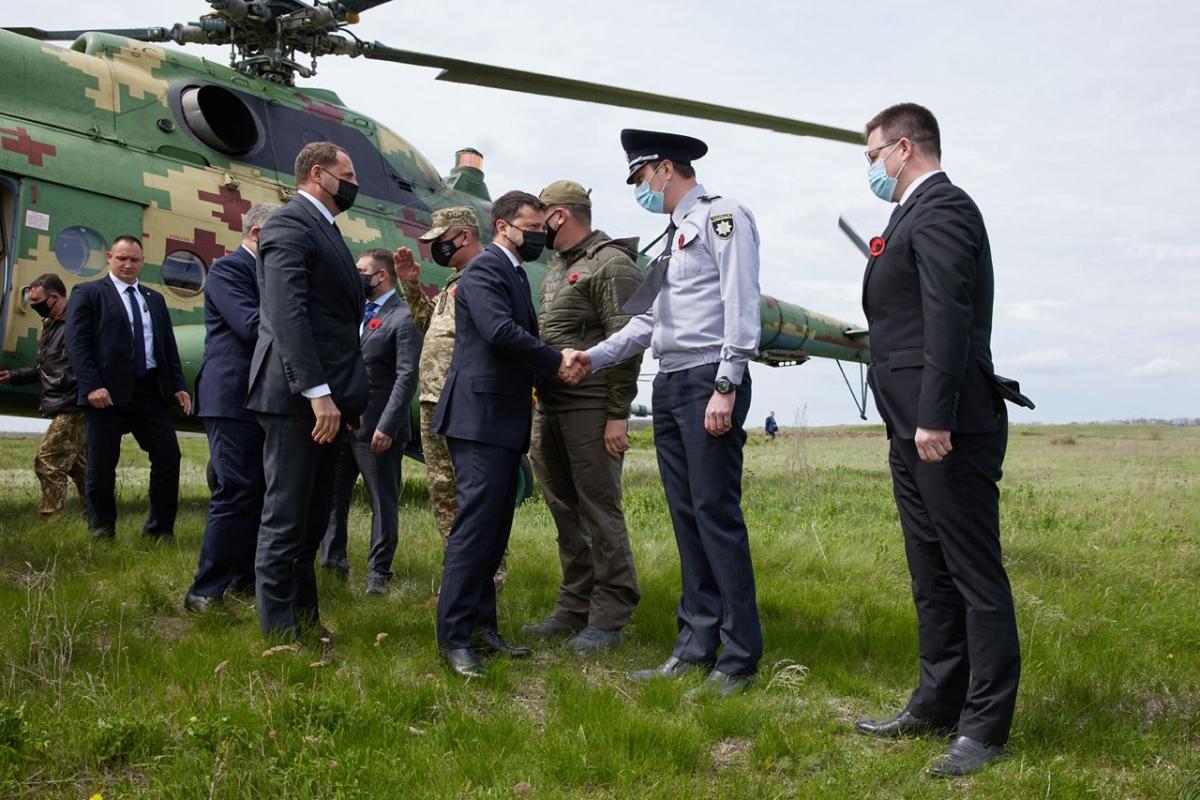 Зеленський та посли G7 прибули в Луганську область Зеленський та посли G7 прибули в Луганську область