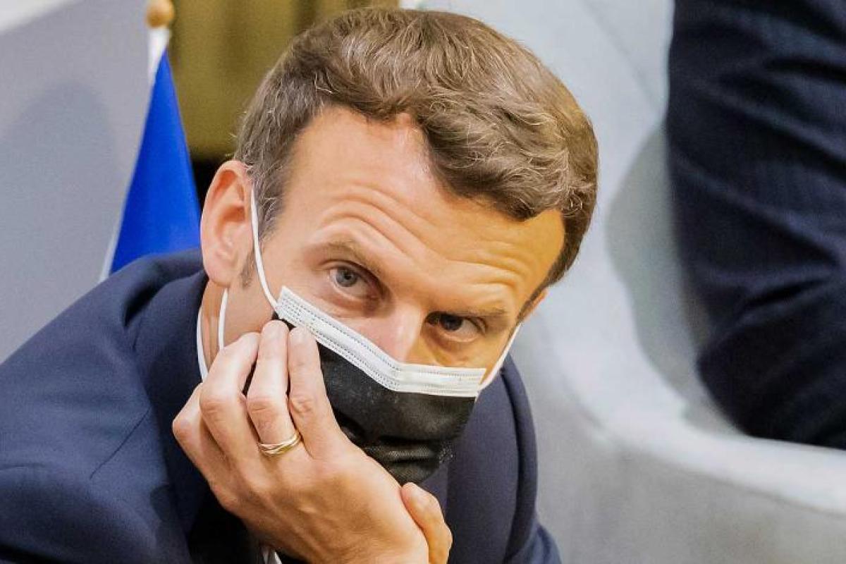 Суд Франції оголосив вирок чоловікові, який дав ляпаса Макрону Суд Франції оголосив вирок чоловікові, який дав ляпаса Макрону