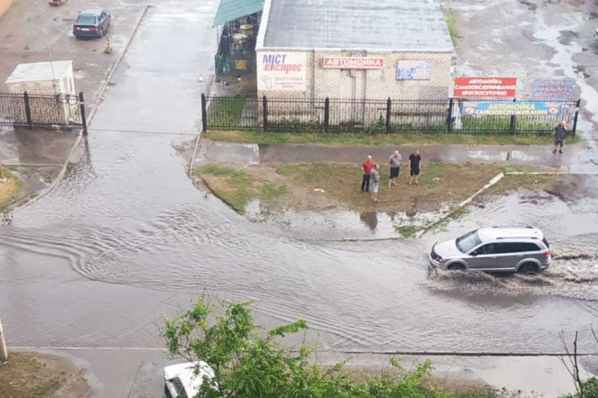 "Такого у нас не было": Северодонецк постигло настоящее стихийное бедствие (видео) "Такого у нас не было": Северодонецк постигло настоящее стихийное бедствие (видео)