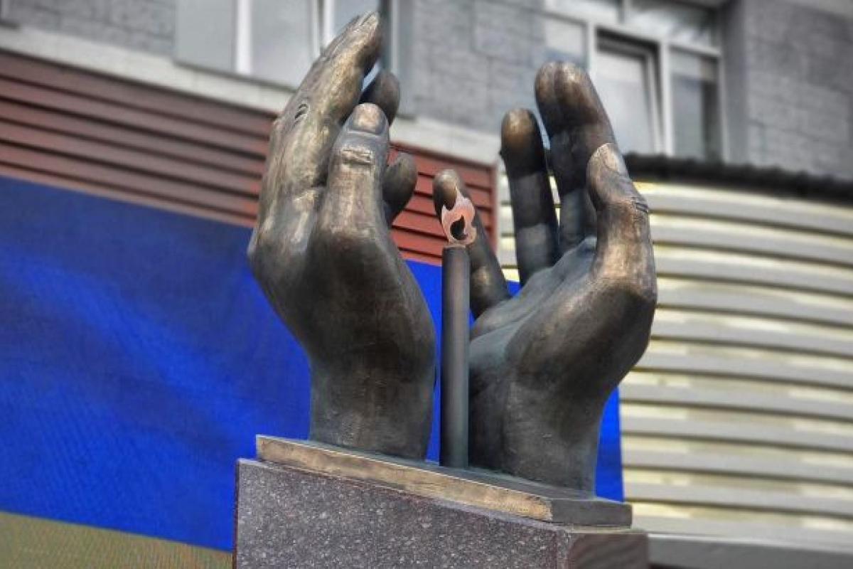 В Киеве открыли памятник медикам, которые погибли от COVID-19 В Киеве открыли памятник медикам, которые погибли от COVID-19