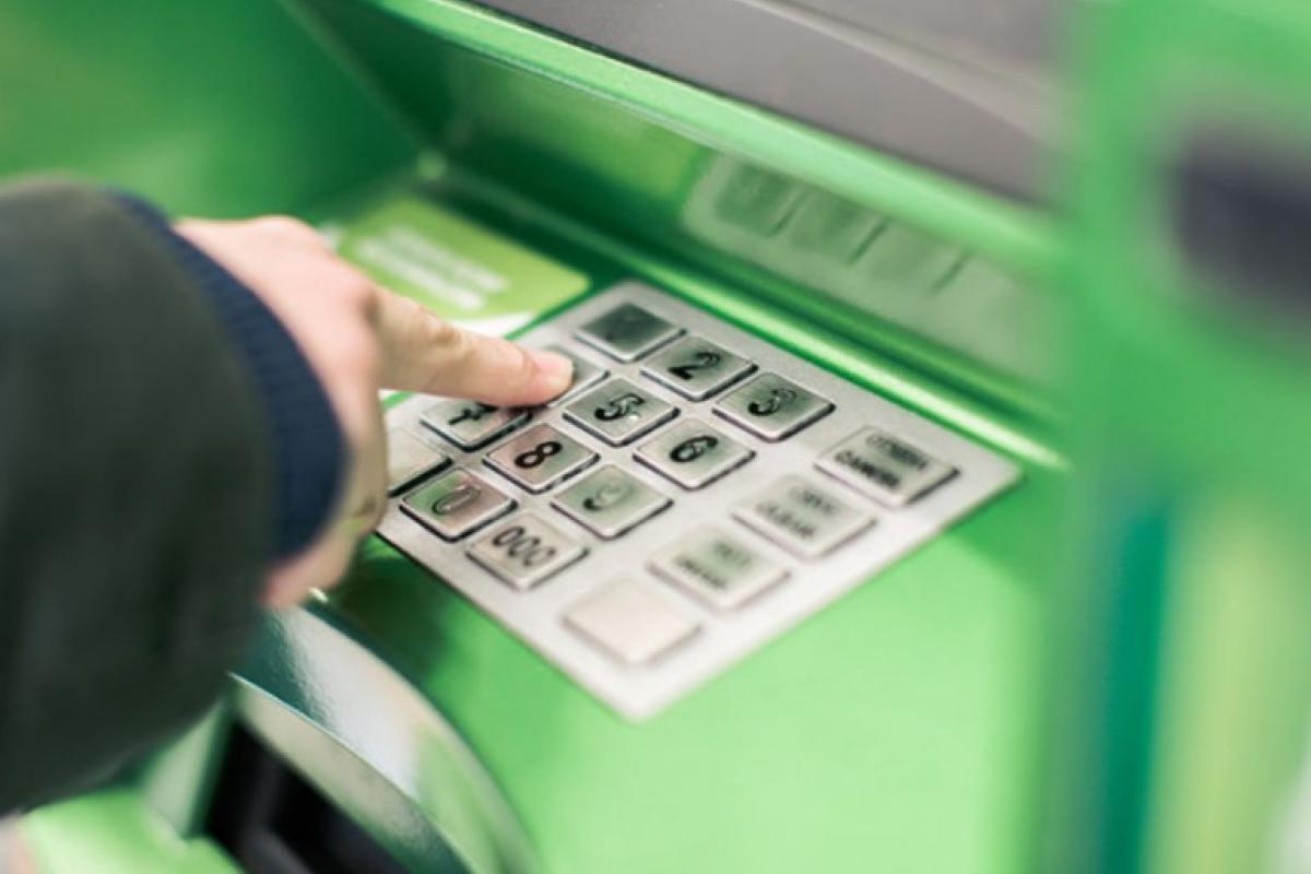 Повторне списання коштів і не тільки: в роботі "ПриватБанку" стався серйозний збій