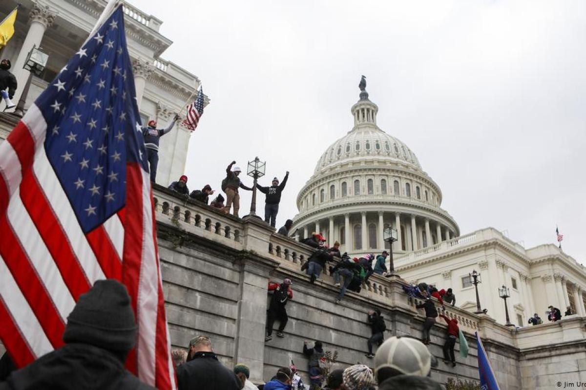 У США винесли перший вирок у справі про штурм Капітолію У США винесли перший вирок у справі про штурм Капітолію