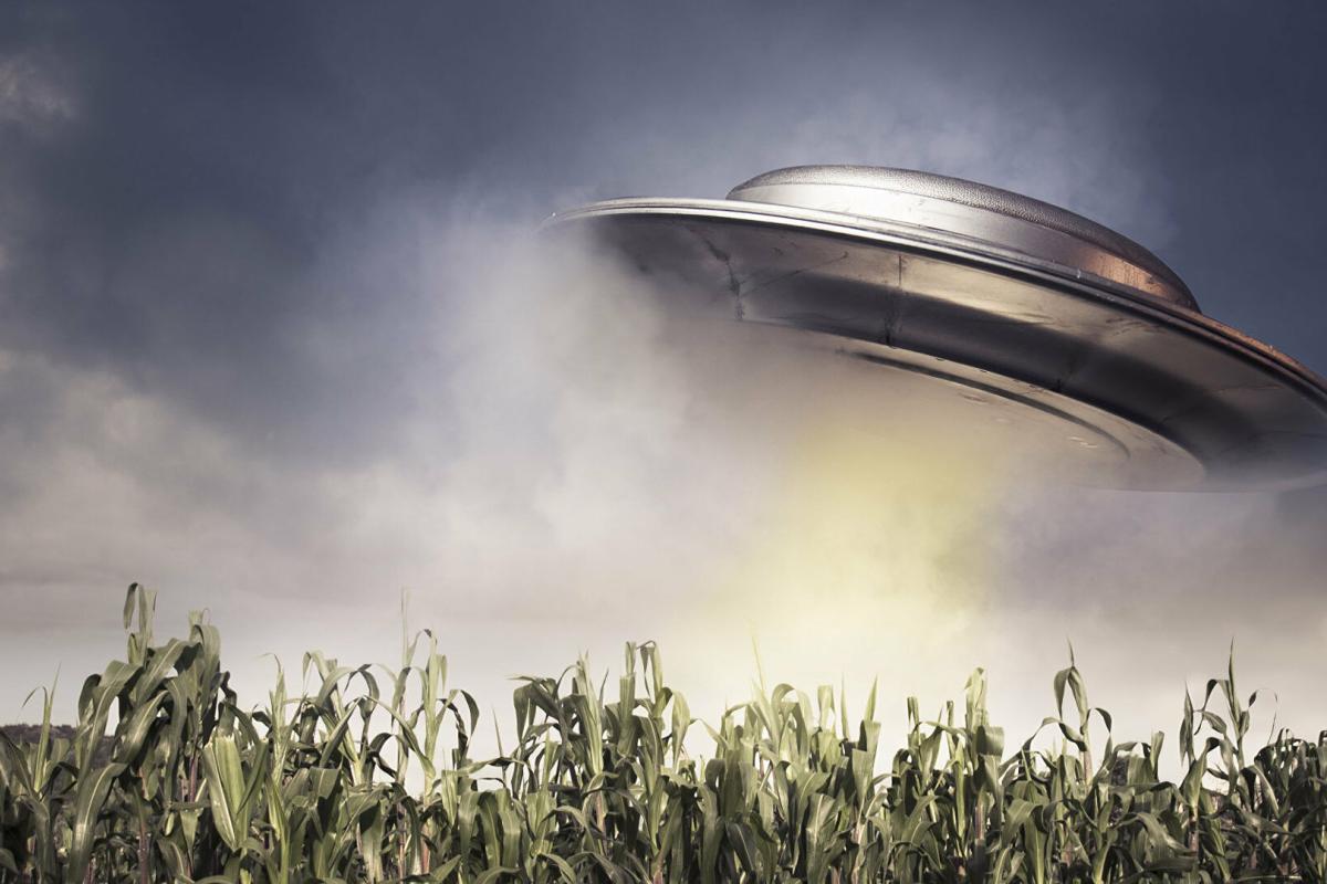 Група нез'ясовних НЛО витала в нічному небі над Україною (відео)