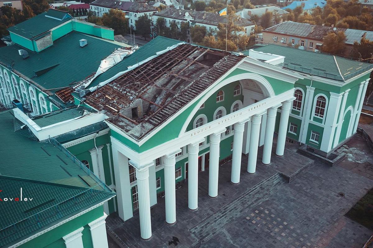 ДК Хіміків у Сєвєродонецьку залишився без даху через негоду (фото) ДК Хіміків у Сєвєродонецьку залишився без даху через негоду (фото)