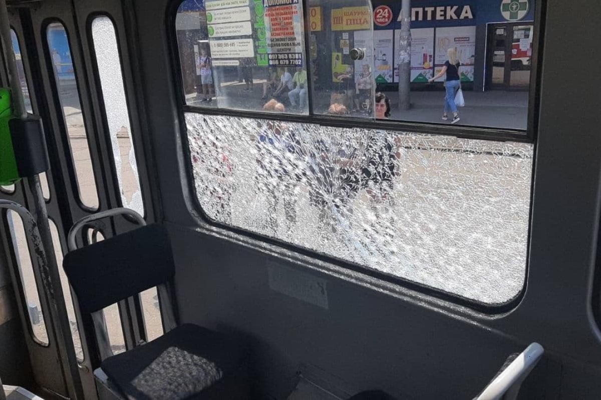 В Харькове неизвестные обстреляли трамвай с пассажирами В Харькове неизвестные обстреляли трамвай с пассажирами