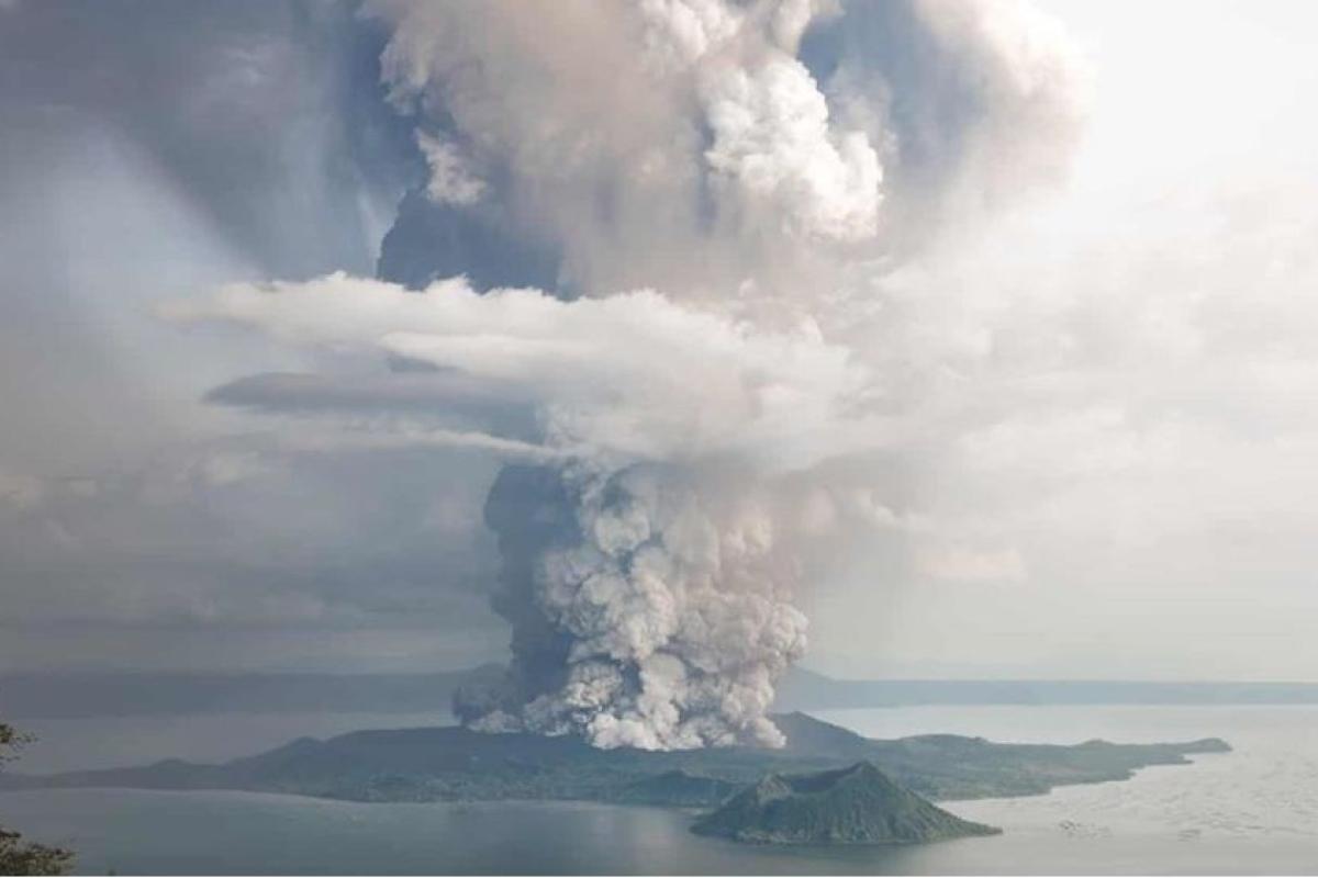 На Филиппинах происходит извержение вулкана: жителей готовят к эвакуации