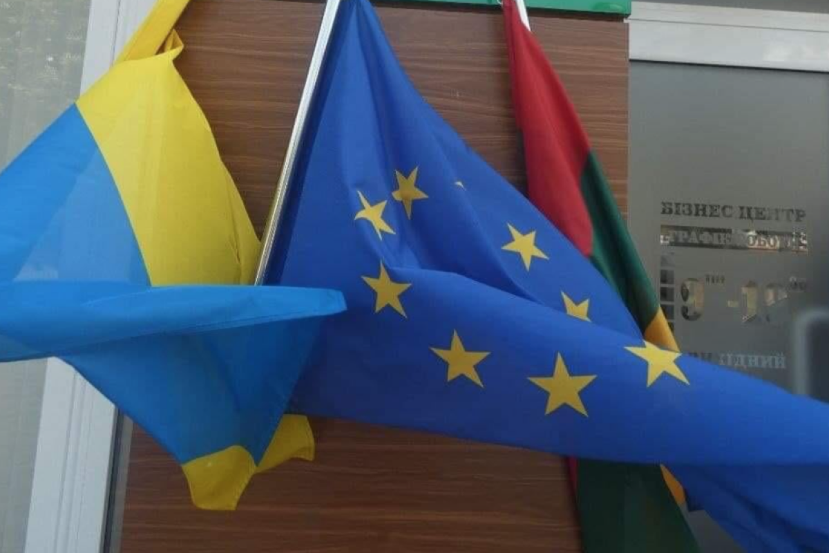 20-річний вандал зірвав прапори на будівлі консульства Литви в Сєвєродонецьку 20-річний вандал зірвав прапори на будівлі консульства Литви в Сєвєродонецьку