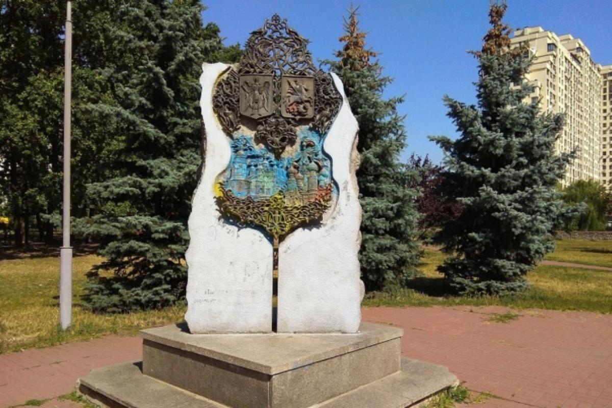 В Киеве демонтируют памятник, установленный в честь "дружбы" с Москвой В Киеве демонтируют памятник, установленный в честь "дружбы" с Москвой